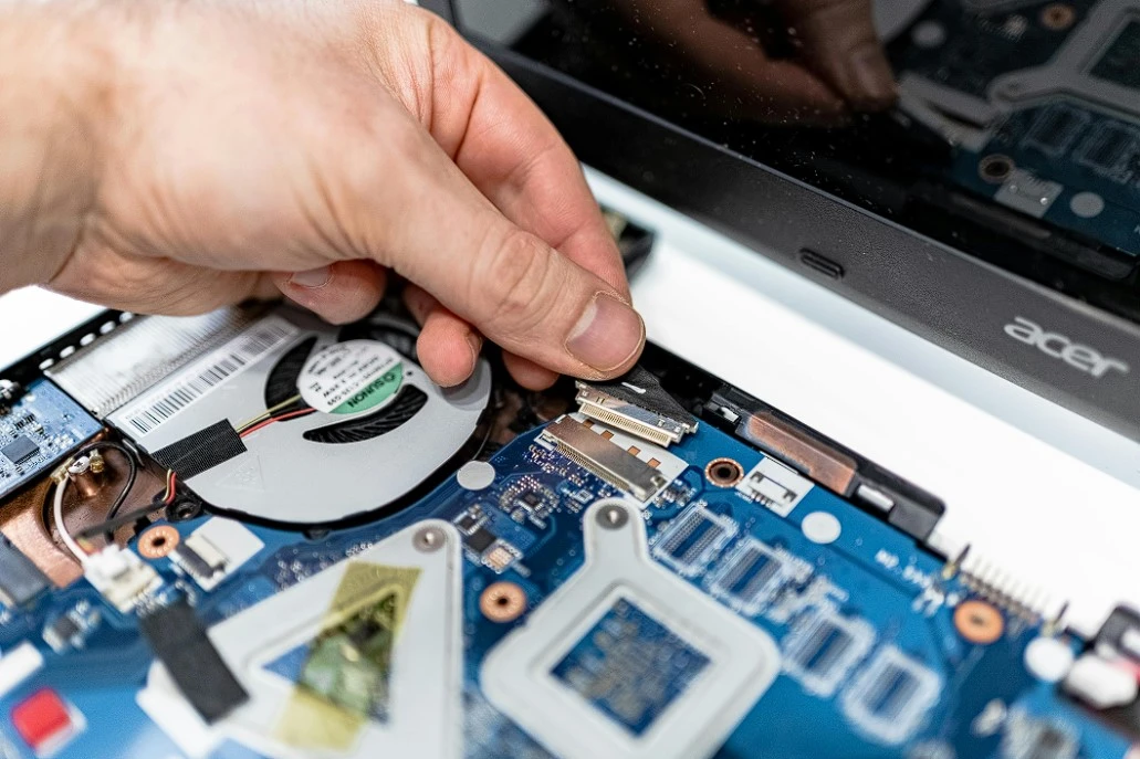 Mahasiswa senang laptopnya diperbaiki
